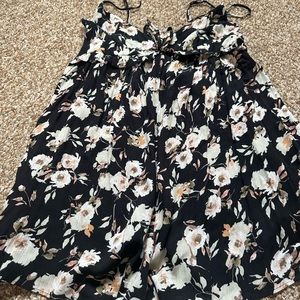 Black floral romper !! 😊